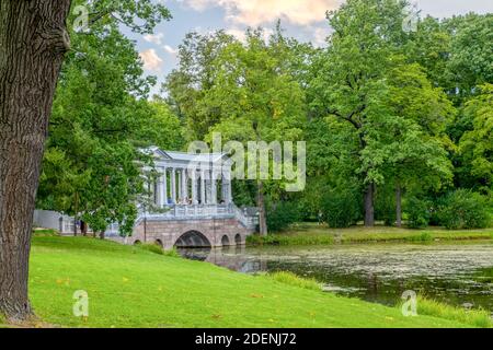 San Pietroburgo, Pushkin, Russia. 22 agosto 2020. Storico edificio architettonico meraviglioso fatto di materiale marmoreo nel Parco di Catherine. Orizzontale o. Foto Stock