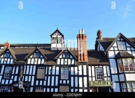 Vista sulla strada con in Droitwich Spa Inghilterra con Raven hotel in centro città in una bella giornata di sole. Foto Stock