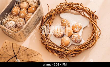 Uova di Pasqua su un piatto. Semplice composizione di vacanza rurale Foto Stock