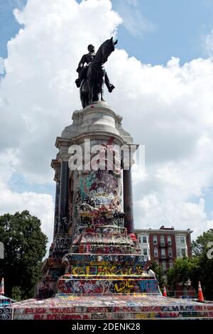 Monumento del generale confederato della Guerra civile, Robert E. Lee, sulla Monument Avenue a Richmond, Virginia, USA. Foto Stock