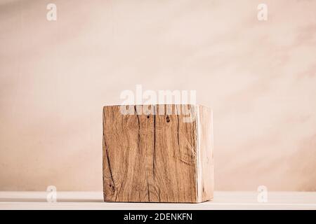 Il cubo di legno come esposizione di prodotto. Un podio per la pubblicità layout con il tuo prodotto Foto Stock