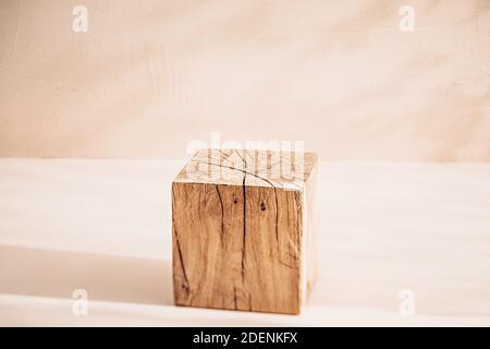 Il cubo di legno come esposizione di prodotto. Un podio per la pubblicità layout con il tuo prodotto Foto Stock