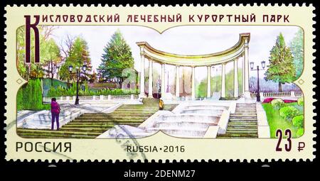 MOSCA, RUSSIA - 5 MAGGIO 2020: Francobollo stampato in Russia mostra Kissovodsk complesso di trattamento parco, serie, circa 2016 Foto Stock