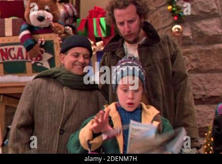 HOME ALONE 2 ; PERSO IN New YORK 1992 20th Century Fox film con da sinistra: Joe Pesci, Macaulay Culkin, Daniel Stern Foto Stock