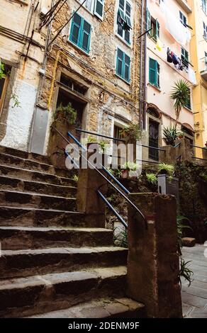 Case tradizionali nel villaggio di Riomaggiore in Italia Foto Stock