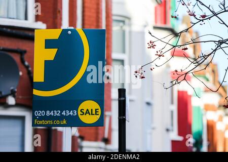 Un cartello Foxton's ÔFor SaleÕ eretto fuori da una proprietà a Londra. Foto Stock