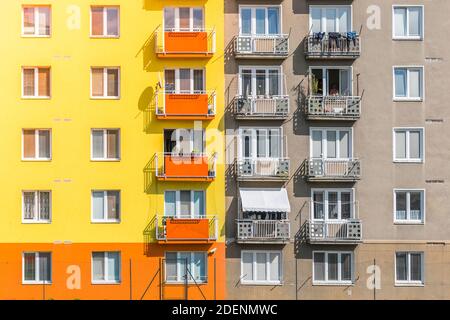 Edificio dopo il rinnovo. Facciate prima e dopo la ristrutturazione. Confronto tra facciata vecchia e nuova. Foto Stock