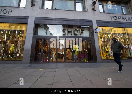 Gruppo Arcadia in amministrazione Topshop e Topman su Oxford vuoto Via dello shopping di Londra durante la crisi del covid come gruppo di Arcadia entra nell'amministrazione Foto Stock