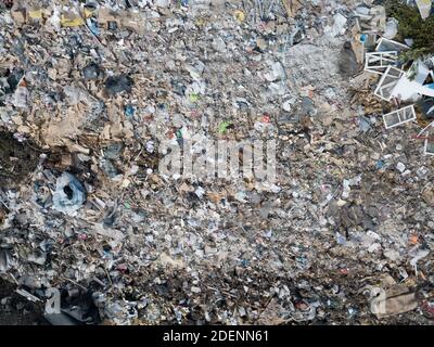 Vista aerea del sito di scarico della grande città con diversi tipi di rifiuti. Rifiuti di legno e plastica. Disastro ambientale. Foto Stock