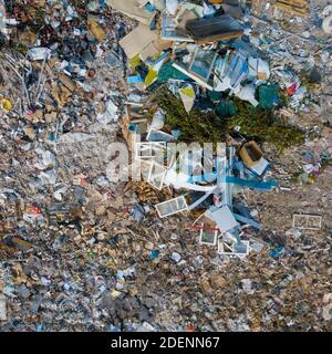 Vista aerea dello scarico con diversi tipi di rifiuti. Rifiuti di legno e plastica. Finestre. Discarica della grande città. Foto Stock