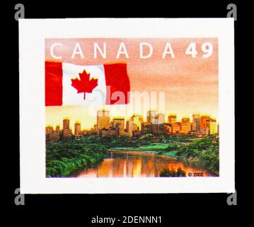 MOSCA, RUSSIA - 28 GIUGNO 2020: Francobollo stampato in Canada spettacoli Bandiera e Città di Edmonton, Definitives serie 2003-2004, circa 2003 Foto Stock
