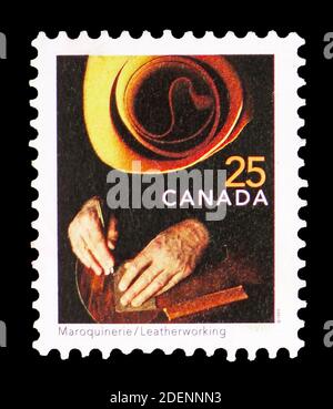 MOSCA, RUSSIA - 28 GIUGNO 2020: Francobollo stampato in Canada mostra lavorazione del cuoio, Tradizioni tradizionali definizioni serie 1999-2002, circa 1999 Foto Stock