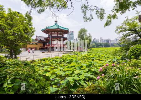 Il Tempio Bentendo presso lo stagno Shinobazu di Tokyo, Giappone Foto Stock