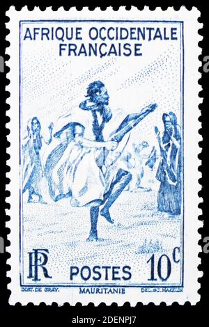 MOSCA, RUSSIA - 28 GIUGNO 2020: Francobollo stampato in francese Africa occidentale spettacoli Rifle Dance, Mauritania, Definitives 1947 - Local Motives serie, cir Foto Stock