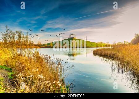 Area ricreativa paesaggistica di Groene Weelde con vista Acqua alla collina a forma di piramide Big Spatters Hill tra Hoofddorp e. Vijfhuizen Foto Stock