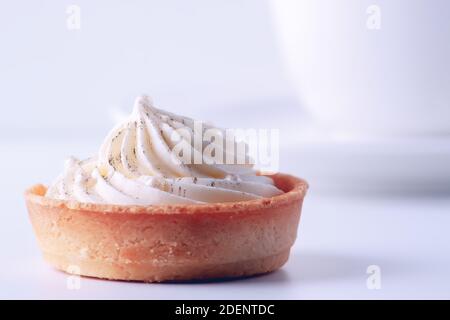 Un dessert popolare per tè e caffè - cupcakes con crema di meringa Foto Stock