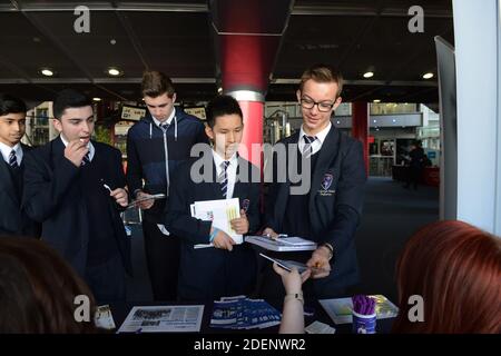 Studenti universitari studenti alla convention di carriera Millennium Point Birmingham Careers E tirocinio Show Foto Stock