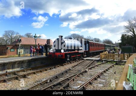 Ferrovia a vapore dell'isola di Wight Locomotiva a vapore con serbatoio a sella Wagoner Foto Stock