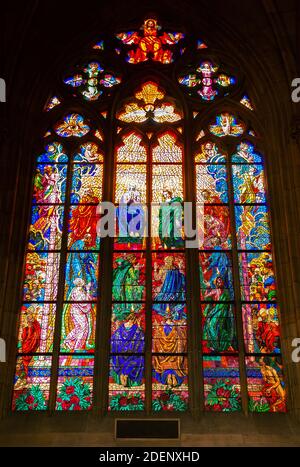 PRAGA - 10 MARZO 2020: Cattedrale di San Vito, Cappella di San Ludmila vetro colorato Foto Stock