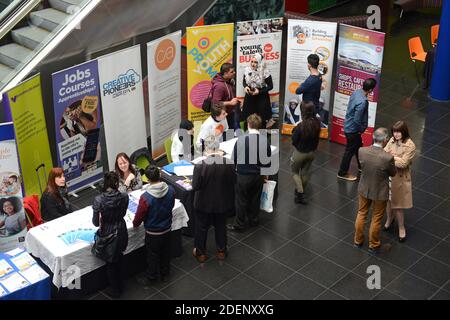 Scolari e studenti del Millennium Point Birmingham Careers and Esposizione di apprendistato Foto Stock