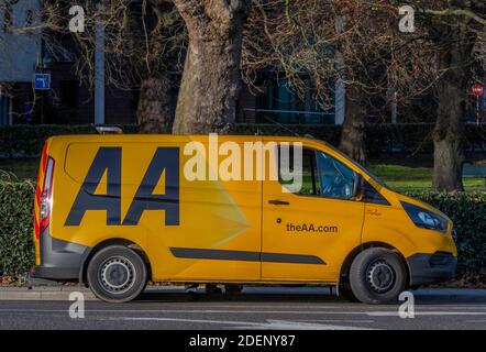 Associazione automobilistica AA van sul lato della strada per l'assistenza degli automobilisti. Foto Stock