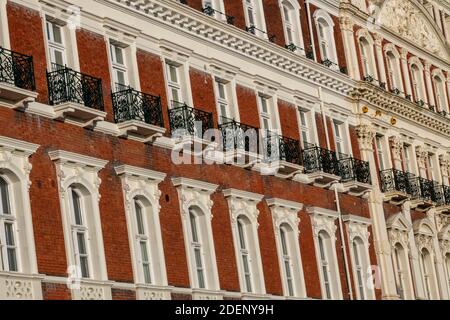 file di finestre in un vecchio edificio vittoriano ornato ufficio convertito in appartamenti di lusso. Foto Stock