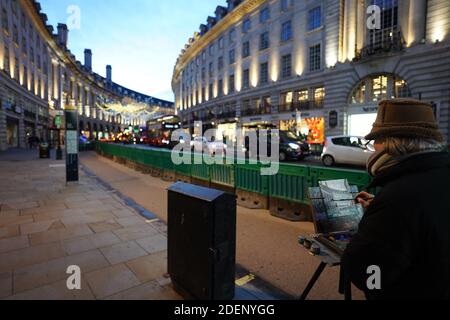 Londra, Regno Unito. Martedì 1 dicembre 2020. Un pittore su Regent Street a Londra. Foto: Roger Garfield/Alamy Live News Foto Stock