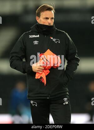 Il primo allenatore di sviluppo della squadra della contea di Derby Justin Walker prima della partita del campionato Sky Bet al Pride Park Stadium, Derby. Foto Stock