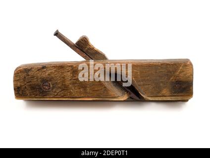 vecchio piano di legno con una lama arrugginita su un bianco sfondo Foto Stock