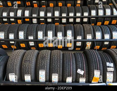 5 novembre 2020. São Paulo, SP, Brasile. Scorte di pneumatici a marchio continentale presso un distributore di marchi. Foto Stock