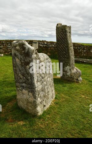 La pietra di Re Doniert, in primo piano, con l'altra pietra di mezzo. Le basi di due croci di pietra credevano siano state erette per commemorare Doniert l Foto Stock