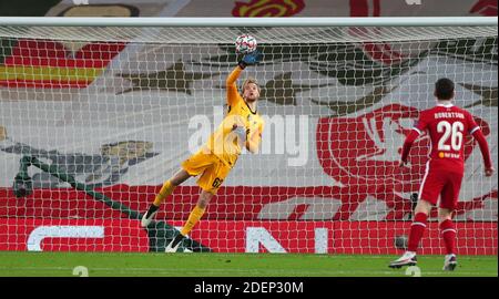 Caoimhin Kelleher, portiere di Liverpool, fa un risparmio durante la partita della UEFA Champions League Group D ad Anfield, Liverpool. Foto Stock