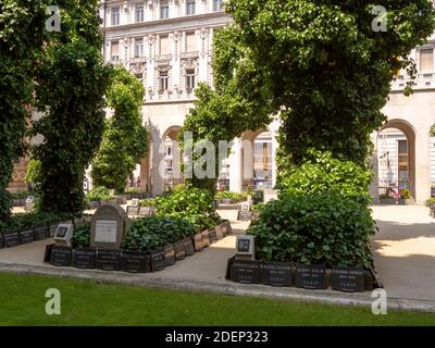 BUDAPEST, UNGHERIA- MAGGIO, 26, 2019: Il cimitero presso la grande sinagoga sulla via dohany Foto Stock