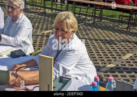 Zrenjanin, Serbia, 28 settembre 2019. Azione preventiva di controllo medico organizzato per le strade. I cittadini di strada hanno il loro zucchero di sangue Foto Stock
