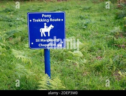 Percorso trekking pony cartello informativo bilingue in inglese e Irish Gaelic nel Killarney National Park, County Kerry, Irlanda Foto Stock