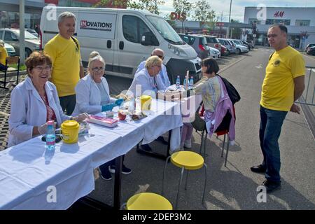 Zrenjanin, Serbia, 28 settembre 2019. Azione preventiva di controllo medico organizzato per le strade. I cittadini di strada hanno il loro zucchero di sangue Foto Stock