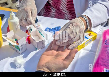 Zrenjanin, Serbia, 28 settembre 2019. Azione preventiva di controllo medico organizzato per le strade. I cittadini di strada hanno il loro zucchero di sangue Foto Stock
