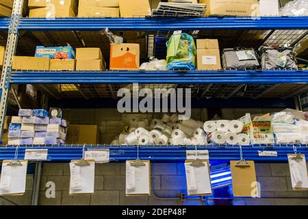 Toronto, Canada. 25 Nov 2020. Scaffali di cibo e forniture abitative presso la Chasdei Kaduri Jewish Food Bank.IT è l'unica organizzazione ebraica che è pienamente gestita da volontari, dedicata a fornire settimanalmente cibo non deperibile, prodotti da forno freschi e prodotti a centinaia di famiglie ebree bisognose nella zona di Toronto. Dalla pandemia di covid-19 nel marzo 2020, la domanda per il loro servizio è aumentata notevolmente. Credit: Shawn Goldberg/SOPA Images/ZUMA Wire/Alamy Live News Foto Stock