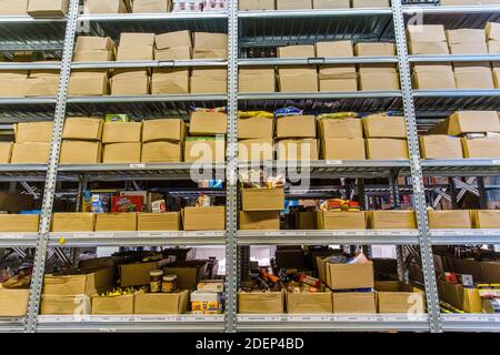 Toronto, Canada. 25 Nov 2020. Scaffali di cibo e forniture abitative presso la Chasdei Kaduri Jewish Food Bank.IT è l'unica organizzazione ebraica che è pienamente gestita da volontari, dedicata a fornire settimanalmente cibo non deperibile, prodotti da forno freschi e prodotti a centinaia di famiglie ebree bisognose nella zona di Toronto. Dalla pandemia di covid-19 nel marzo 2020, la domanda per il loro servizio è aumentata notevolmente. Credit: Shawn Goldberg/SOPA Images/ZUMA Wire/Alamy Live News Foto Stock