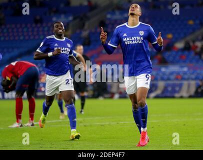 Robert Glatzel (a destra) di Cardiff City festeggia il suo terzo gol della partita durante la partita del campionato Sky Bet al Cardiff City Stadium. Foto Stock