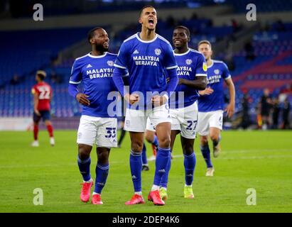 Robert Glatzel (centro) di Cardiff City festeggia il suo terzo gol della partita durante la partita del campionato Sky Bet al Cardiff City Stadium. Foto Stock