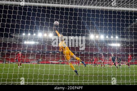 Caoimhin Kelleher, portiere di Liverpool, fa un risparmio durante la partita della UEFA Champions League Group D ad Anfield, Liverpool. Foto Stock