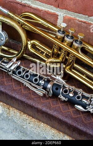 Strumenti musicali tra cui clarinetto tromba trombone e sassofono sulla parete di mattoni fuori dal Jazz club Foto Stock