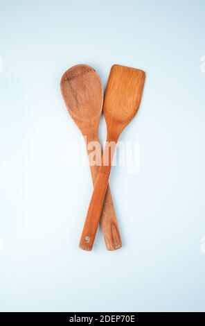 Utensili da cucina in legno su sfondo chiaro. Foto Stock