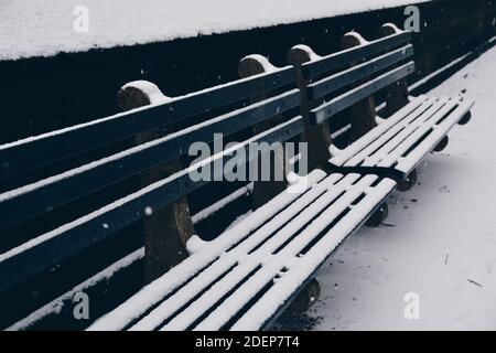 Banco nevoso presso il Parco in inverno Foto Stock