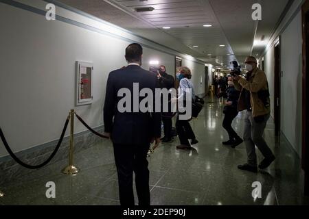 Washington, Stati Uniti d'America. 01 dicembre 2020. Il Segretario del Tesoro degli Stati Uniti Steven T. Mnuchin arriva per un'audizione del Comitato del Senato per le banche, gli alloggi e gli affari urbani per esaminare il rapporto trimestrale CARES ACT al Congresso nell'edificio dell'Ufficio del Senato di Dirksen a Capitol Hill a Washington, DC, martedì 1 dicembre 2020. Credit: Rod Lamkey/CNP | Usage worldwide Credit: dpa/Alamy Live News Foto Stock