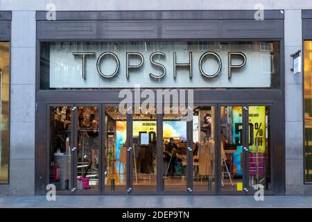 01 dicembre 2020. Londra, Regno Unito. Il negozio di punta Topshop su Oxford Circus il giorno prima della riapertura dal secondo lucchetto Covid-19. Il gruppo di moda Arcadia di Sir Philip Greens, che comprende Topshop, Burton, Wallis, Evans e Dorthy Perkins, è entrato nell’amministrazione mettendo a rischio 13,000 posti di lavoro. Le restrizioni commerciali di Covid-19 hanno aggiunto i problemi commerciali e di profitto del Gruppo Arcadia. Foto di Ray Tang. Foto Stock