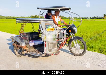 Un triciclo personalizzato, un veicolo passeggeri locale a Batangas, Filippine Foto Stock