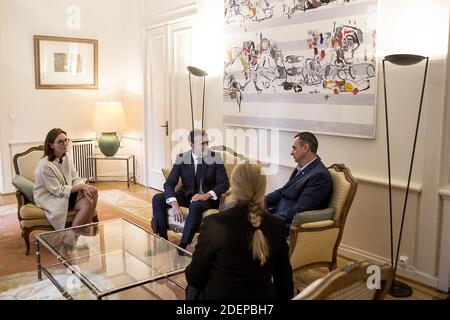 Il presidente francese Emmanuel Macron (L) parla con l'ex prigioniero del Cremlino e il regista ucraino Oleg Sentsov il 01 ottobre 2019, alla rappresentanza permanente della Francia presso il Consiglio d'Europa a Strasburgo, nella Francia nordorientale. Foto di Elyxandro Cegarra/piscina/ABACAPRESS.COM Foto Stock