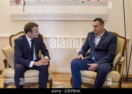 Il presidente francese Emmanuel Macron (L) parla con l'ex prigioniero del Cremlino e il regista ucraino Oleg Sentsov il 01 ottobre 2019, alla rappresentanza permanente della Francia presso il Consiglio d'Europa a Strasburgo, nella Francia nordorientale. Foto di Elyxandro Cegarra/piscina/ABACAPRESS.COM Foto Stock